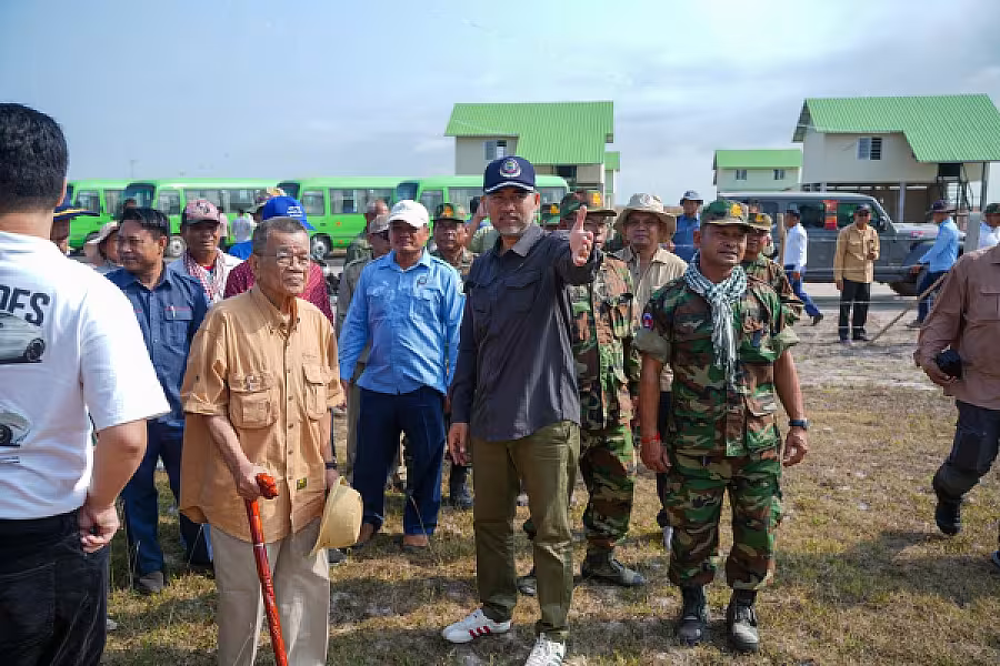 អ.ន.ក. ខេត្តស្វាយរៀង ដឹកនាំគ្រួសារអតីតយុទ្ធមិត្តឆ្នាំ១៩៧៨ ចំនួន ១២៦គ្រួសារពិនិត្យផ្ទះថ្មីនៅស្រុកកំពង់រោទិ៍មុនចូលរស់នៅ
