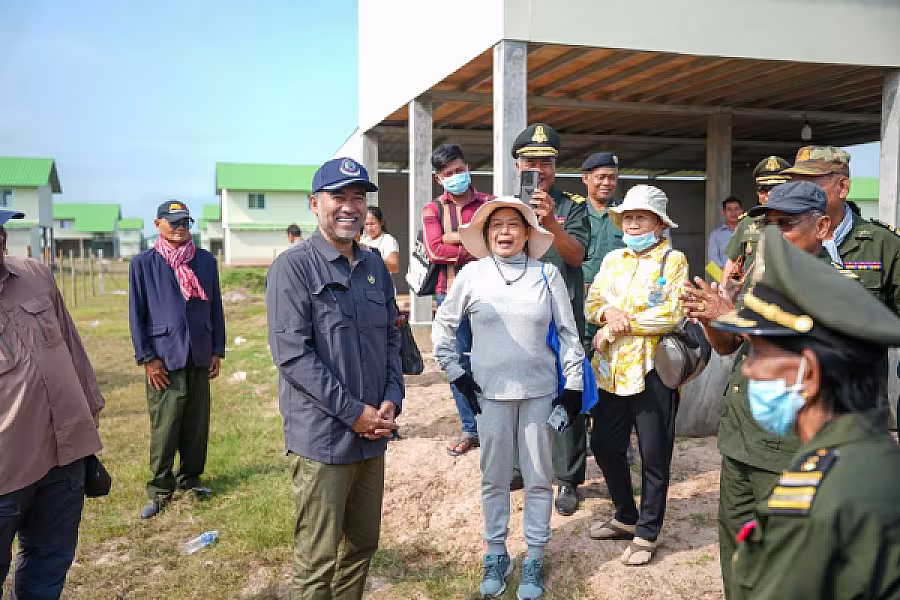 អ.ន.ក. ខេត្តស្វាយរៀង ដឹកនាំគ្រួសារអតីតយុទ្ធមិត្តឆ្នាំ១៩៧៨ ចំនួន ១២៦គ្រួសារពិនិត្យផ្ទះថ្មីនៅស្រុកកំពង់រោទិ៍មុនចូលរស់នៅ - Image 9