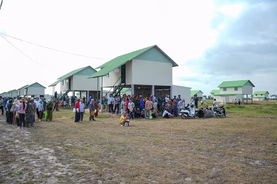 អ.ន.ក. ខេត្តស្វាយរៀង ដឹកនាំគ្រួសារអតីតយុទ្ធមិត្តឆ្នាំ១៩៧៨ ចំនួន ១២៦គ្រួសារពិនិត្យផ្ទះថ្មីនៅស្រុកកំពង់រោទិ៍មុនចូលរស់នៅ - Image 16