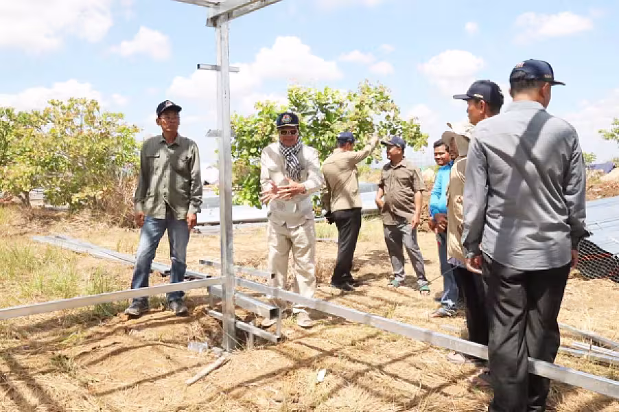 ឯកឧត្តម ទេសរដ្ឋមន្រ្តី គន់ គីម បន្តអញ្ជើញចុះពិនិត្យការសាងសង់ផ្ទះជូនអតីតយុទ្ធជន នៅក្នុងខេត្តបន្ទាយមានជ័យ - Image 3