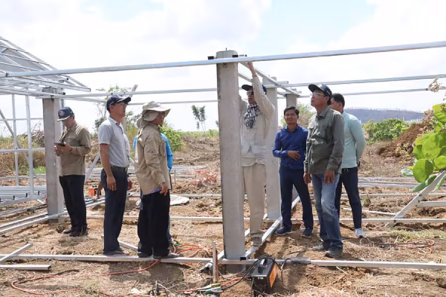 ឯកឧត្តម ទេសរដ្ឋមន្រ្តី គន់ គីម បន្តអញ្ជើញចុះពិនិត្យការសាងសង់ផ្ទះជូនអតីតយុទ្ធជន នៅក្នុងខេត្តបន្ទាយមានជ័យ - Image 5