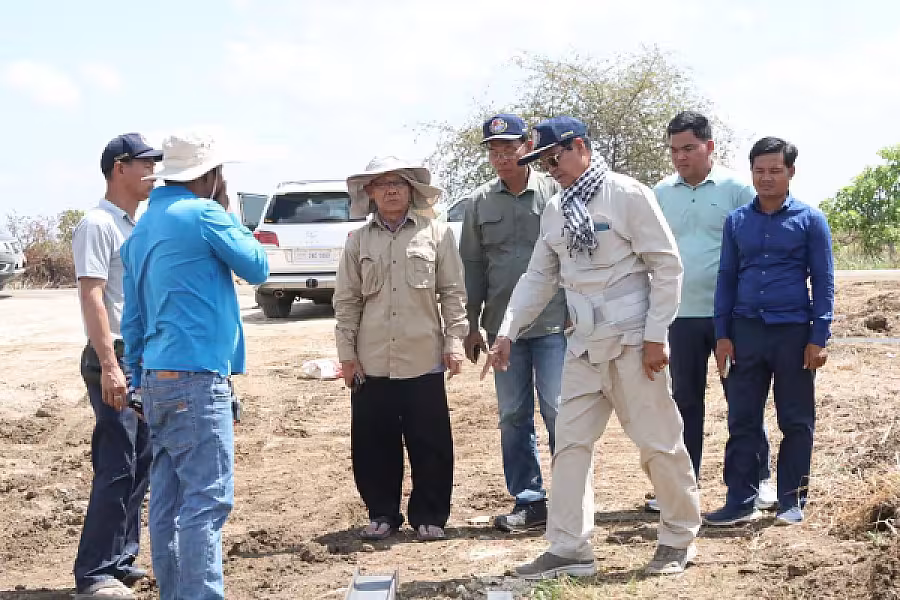 ឯកឧត្តម ទេសរដ្ឋមន្រ្តី គន់ គីម បន្តអញ្ជើញចុះពិនិត្យការសាងសង់ផ្ទះជូនអតីតយុទ្ធជន នៅក្នុងខេត្តបន្ទាយមានជ័យ - Image 6