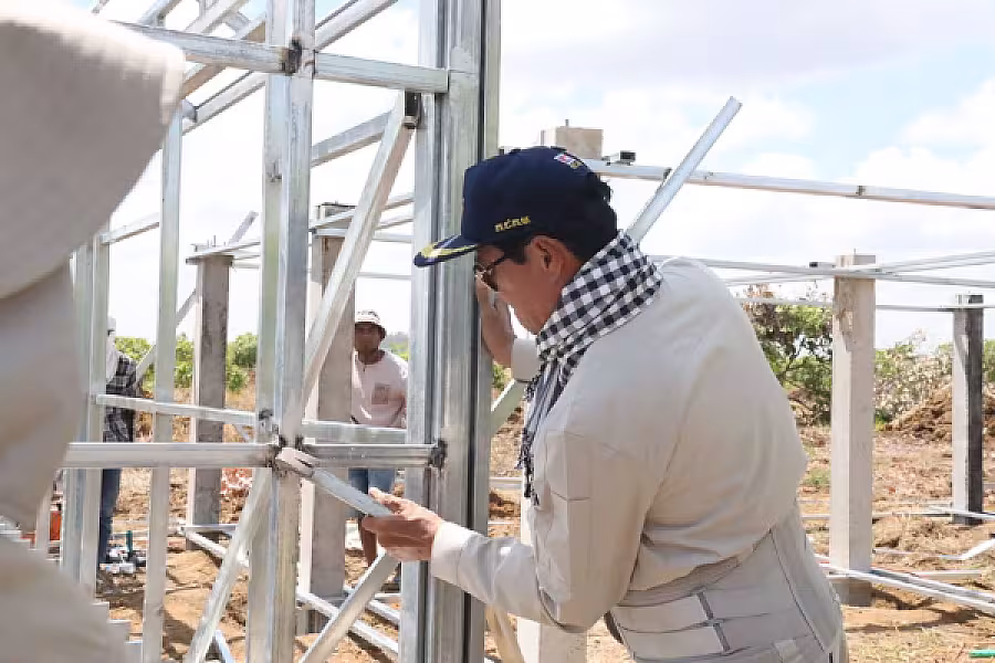 ឯកឧត្តម ទេសរដ្ឋមន្រ្តី គន់ គីម បន្តអញ្ជើញចុះពិនិត្យការសាងសង់ផ្ទះជូនអតីតយុទ្ធជន នៅក្នុងខេត្តបន្ទាយមានជ័យ - Image 7