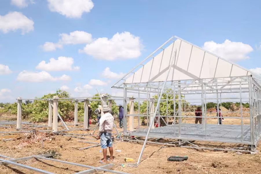 ឯកឧត្តម ទេសរដ្ឋមន្រ្តី គន់ គីម បន្តអញ្ជើញចុះពិនិត្យការសាងសង់ផ្ទះជូនអតីតយុទ្ធជន នៅក្នុងខេត្តបន្ទាយមានជ័យ - Image 8