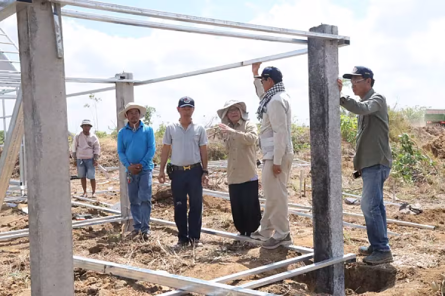 ឯកឧត្តម ទេសរដ្ឋមន្រ្តី គន់ គីម បន្តអញ្ជើញចុះពិនិត្យការសាងសង់ផ្ទះជូនអតីតយុទ្ធជន នៅក្នុងខេត្តបន្ទាយមានជ័យ - Image 9