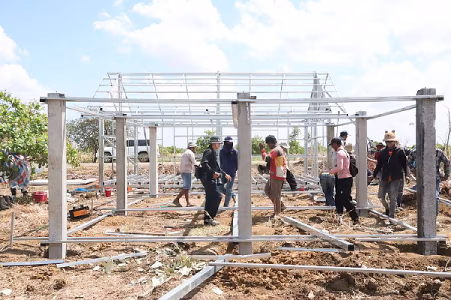 ឯកឧត្តម ទេសរដ្ឋមន្រ្តី គន់ គីម បន្តអញ្ជើញចុះពិនិត្យការសាងសង់ផ្ទះជូនអតីតយុទ្ធជន នៅក្នុងខេត្តបន្ទាយមានជ័យ - Image 10