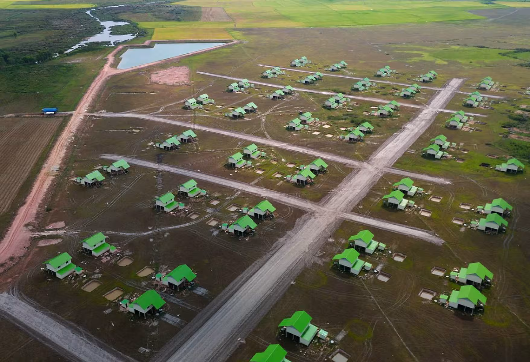 ទិដ្ឋភាពផ្ទះថ្មី ១២៦ខ្នងផ្ទះ ដែលជាអំណោយដ៏ថ្លៃថ្លារបស់សម្តេចតេជោ ហ៊ុន សែន និងសម្តេចកិត្តិព្រឹទ្ធបណ្ឌិត ប៊ុន រ៉ានីហ៊ុនសែន 