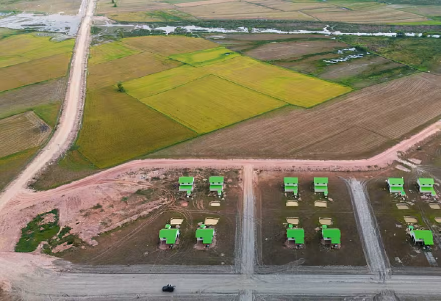 ទិដ្ឋភាពផ្ទះថ្មី ១២៦ខ្នងផ្ទះ ដែលជាអំណោយដ៏ថ្លៃថ្លារបស់សម្តេចតេជោ ហ៊ុន សែន និងសម្តេចកិត្តិព្រឹទ្ធបណ្ឌិត ប៊ុន រ៉ានីហ៊ុនសែន  - Image 6