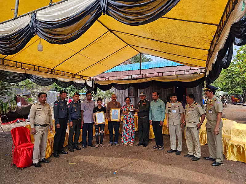 អ.ន.ក. ខេត្តរតនគិរី នាំយកថវិកាបេឡាមរណសង្គ្រោះជូនគ្រួសារសព - Image 4