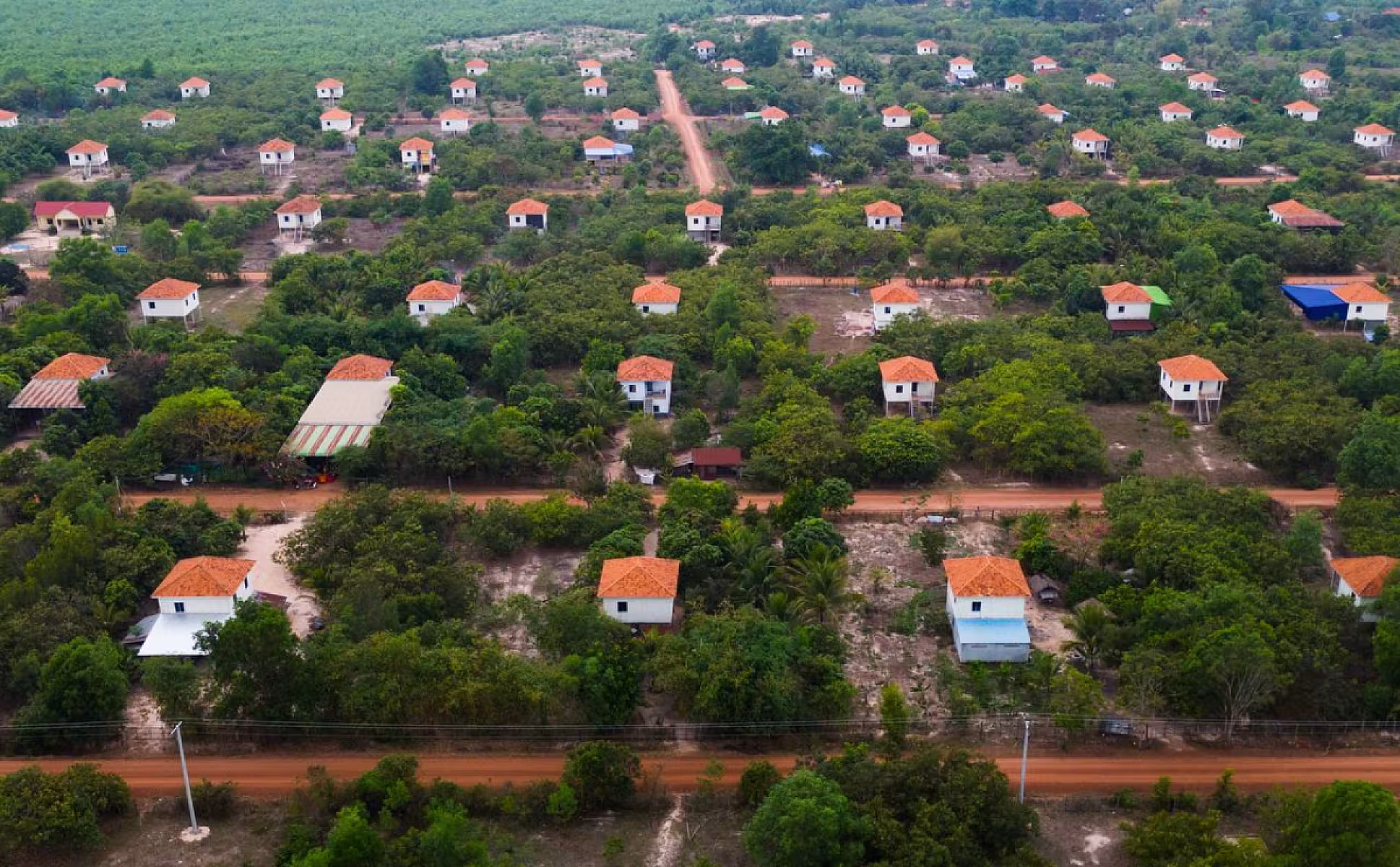 ទិដ្ឋភាពផ្ទះ និងហេដ្ឋារចនាសម្ព័ន្ធនានារបស់ភូមិអតីតយុទ្ធជន និងនិវត្តជនកម្ពុជា នៅលើដី សម្បទានសង្គមកិច្ចស្ថិត ភូមិដីជីក ឃុំអណ្ដូងត្របែក ស្រុករមាសហែក ខេត្តស្វាយរៀង