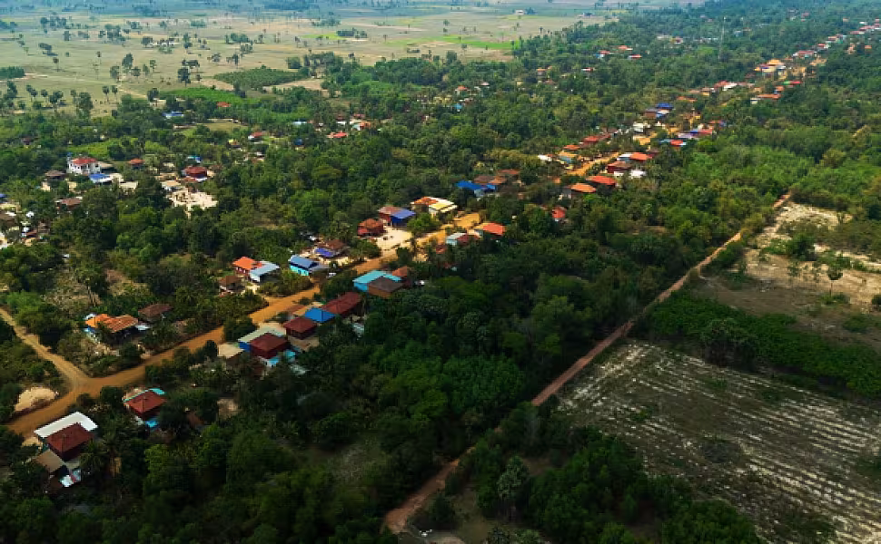 ទិដ្ឋភាពផ្ទះ និងហេដ្ឋារចនាសម្ព័ន្ធនានារបស់ភូមិអតីតយុទ្ធជន និងនិវត្តជនកម្ពុជា នៅលើដី សម្បទានសង្គមកិច្ចស្ថិត ភូមិដីជីក ឃុំអណ្ដូងត្របែក ស្រុករមាសហែក ខេត្តស្វាយរៀង - Image 3