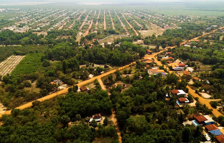 ទិដ្ឋភាពផ្ទះ និងហេដ្ឋារចនាសម្ព័ន្ធនានារបស់ភូមិអតីតយុទ្ធជន និងនិវត្តជនកម្ពុជា នៅលើដី សម្បទានសង្គមកិច្ចស្ថិត ភូមិដីជីក ឃុំអណ្ដូងត្របែក ស្រុករមាសហែក ខេត្តស្វាយរៀង - Image 4