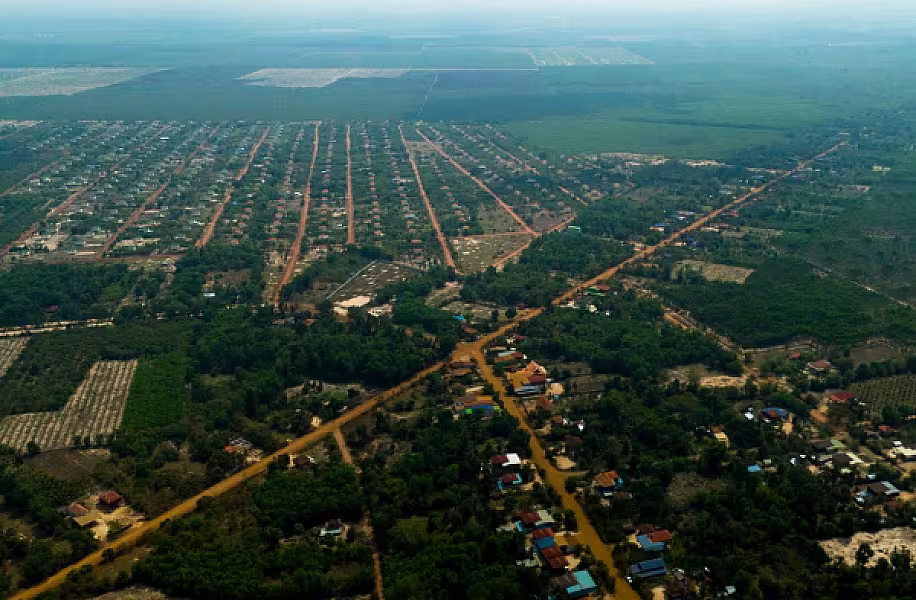 ទិដ្ឋភាពផ្ទះ និងហេដ្ឋារចនាសម្ព័ន្ធនានារបស់ភូមិអតីតយុទ្ធជន និងនិវត្តជនកម្ពុជា នៅលើដី សម្បទានសង្គមកិច្ចស្ថិត ភូមិដីជីក ឃុំអណ្ដូងត្របែក ស្រុករមាសហែក ខេត្តស្វាយរៀង - Image 5