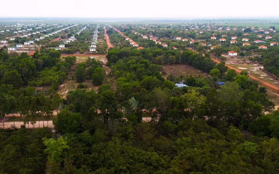 ទិដ្ឋភាពផ្ទះ និងហេដ្ឋារចនាសម្ព័ន្ធនានារបស់ភូមិអតីតយុទ្ធជន និងនិវត្តជនកម្ពុជា នៅលើដី សម្បទានសង្គមកិច្ចស្ថិត ភូមិដីជីក ឃុំអណ្ដូងត្របែក ស្រុករមាសហែក ខេត្តស្វាយរៀង - Image 6