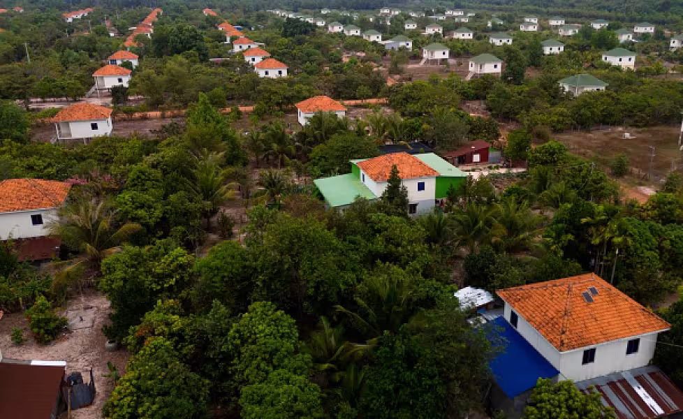 ទិដ្ឋភាពផ្ទះ និងហេដ្ឋារចនាសម្ព័ន្ធនានារបស់ភូមិអតីតយុទ្ធជន និងនិវត្តជនកម្ពុជា នៅលើដី សម្បទានសង្គមកិច្ចស្ថិត ភូមិដីជីក ឃុំអណ្ដូងត្របែក ស្រុករមាសហែក ខេត្តស្វាយរៀង - Image 8