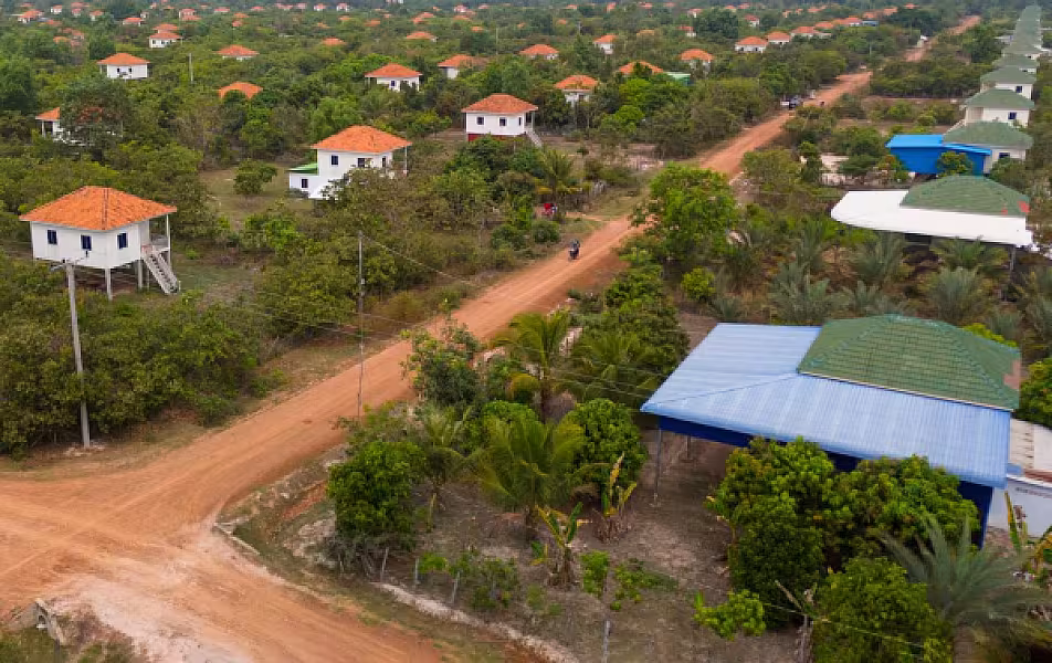 ទិដ្ឋភាពផ្ទះ និងហេដ្ឋារចនាសម្ព័ន្ធនានារបស់ភូមិអតីតយុទ្ធជន និងនិវត្តជនកម្ពុជា នៅលើដី សម្បទានសង្គមកិច្ចស្ថិត ភូមិដីជីក ឃុំអណ្ដូងត្របែក ស្រុករមាសហែក ខេត្តស្វាយរៀង - Image 9