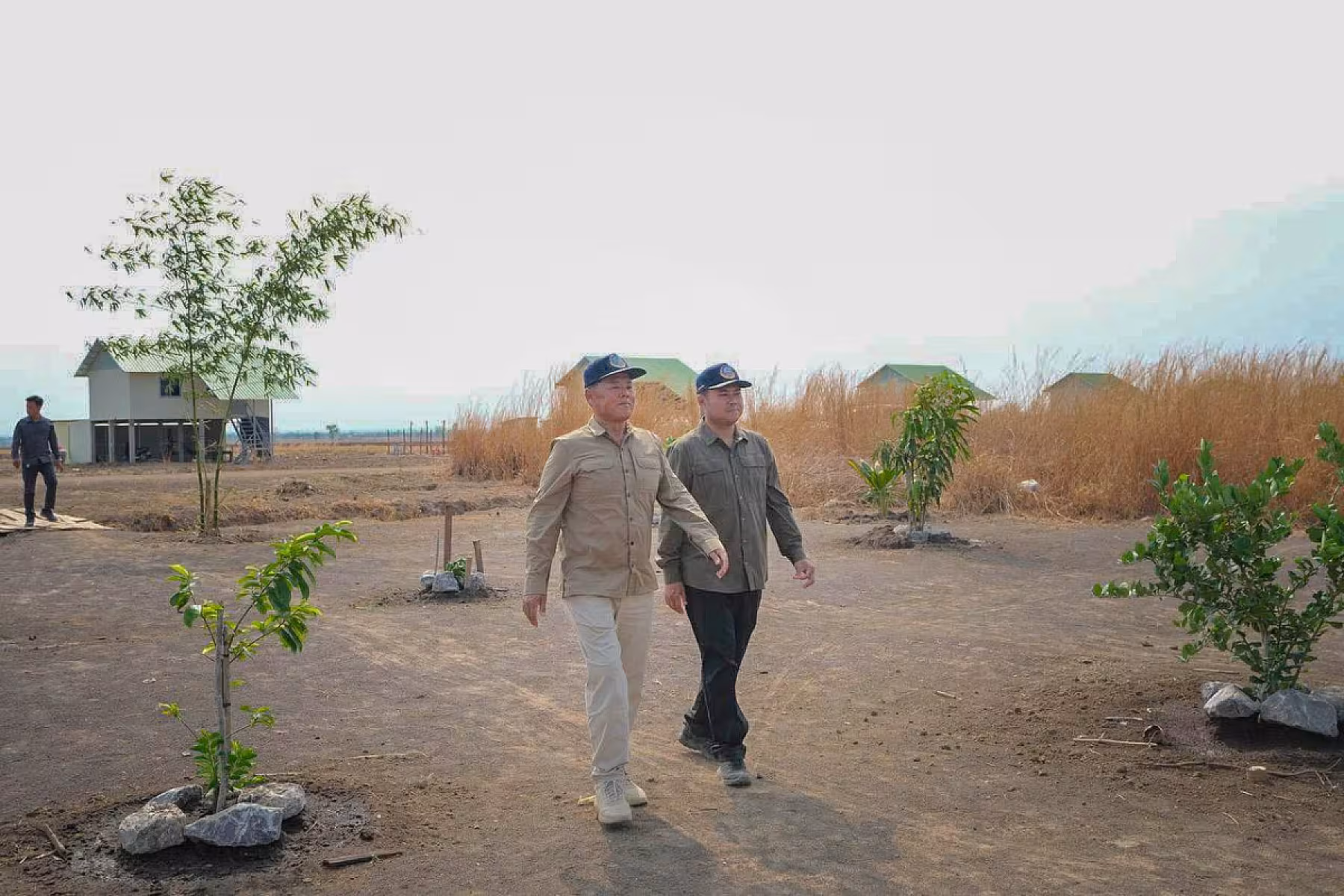 ឯកឧត្តម អ៊ុក ឃ្នួច ចុះពិនិត្យការរស់នៅរបស់អតីតយុទ្ធជន និងនិវត្តជន នៅខេត្តឧត្តរមានជ័យ