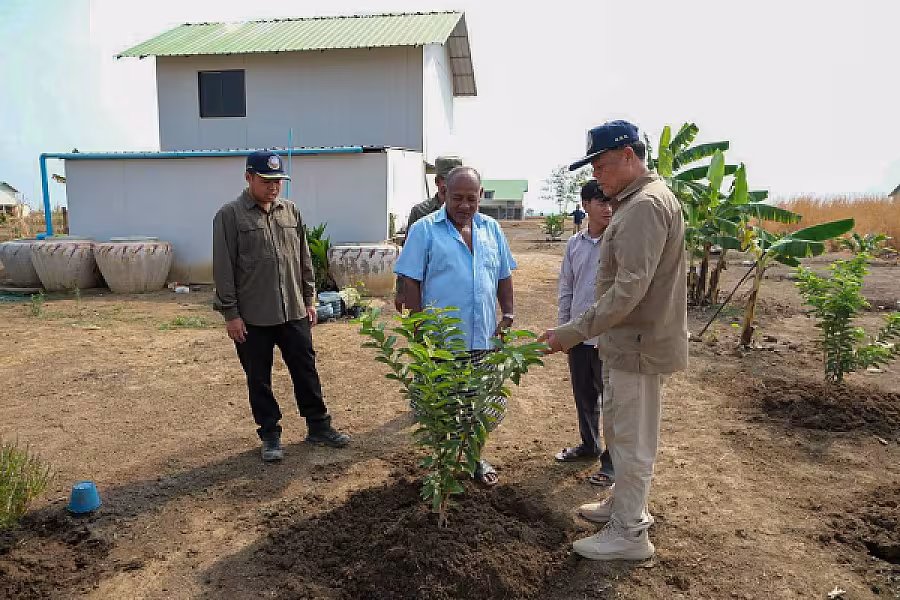 ឯកឧត្តម អ៊ុក ឃ្នួច ចុះពិនិត្យការរស់នៅរបស់អតីតយុទ្ធជន និងនិវត្តជន នៅខេត្តឧត្តរមានជ័យ - Image 4