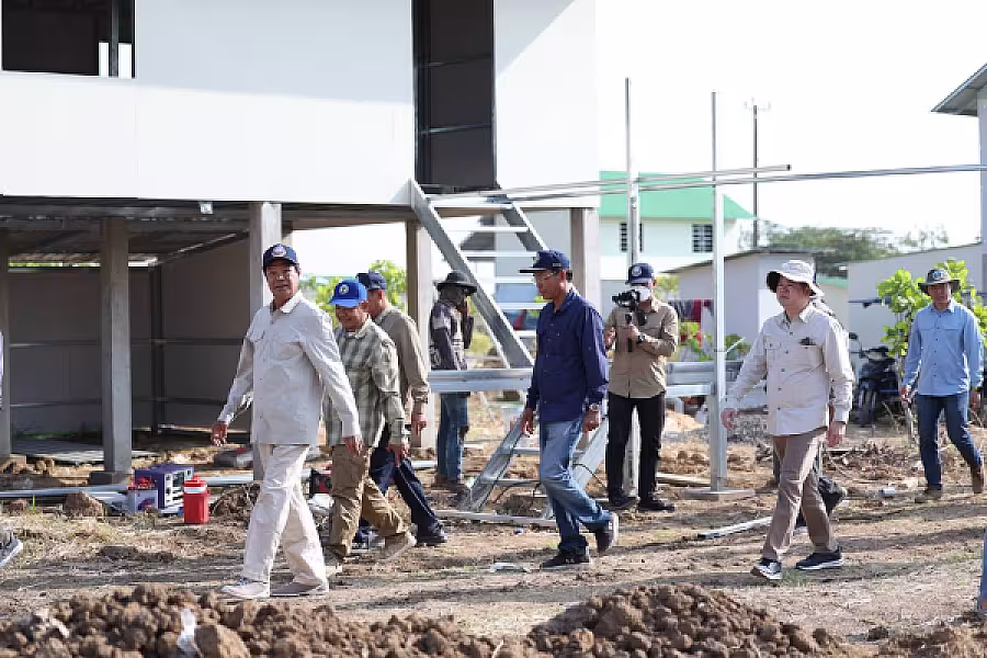 ឯកឧត្តម គន់ គីម ដឹកនាំប្រតិភូក្រសួងពាក់ព័ន្ធចុះពិនិត្យវឌ្ឍនភាពផ្ទះ និងហេដ្ឋារចនាសម្ព័ន្ធជូនអតីតយុទ្ធជន និងនិវត្តជន នៅខេត្តបន្ទាយមានជ័យ - Image 4