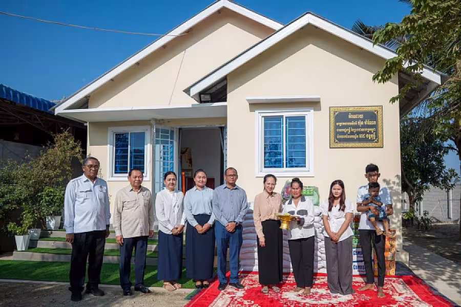 លោកជំទាវបណ្ឌិត ពេជ ចន្ទមុន្នី អញ្ជើញប្រគល់ផ្ទះថ្មីជូនដល់គ្រួសារវីរកងទ័ព វីរនគរបាលពលី នៅខេត្តកំពង់ឆ្នាំង  - Image 5