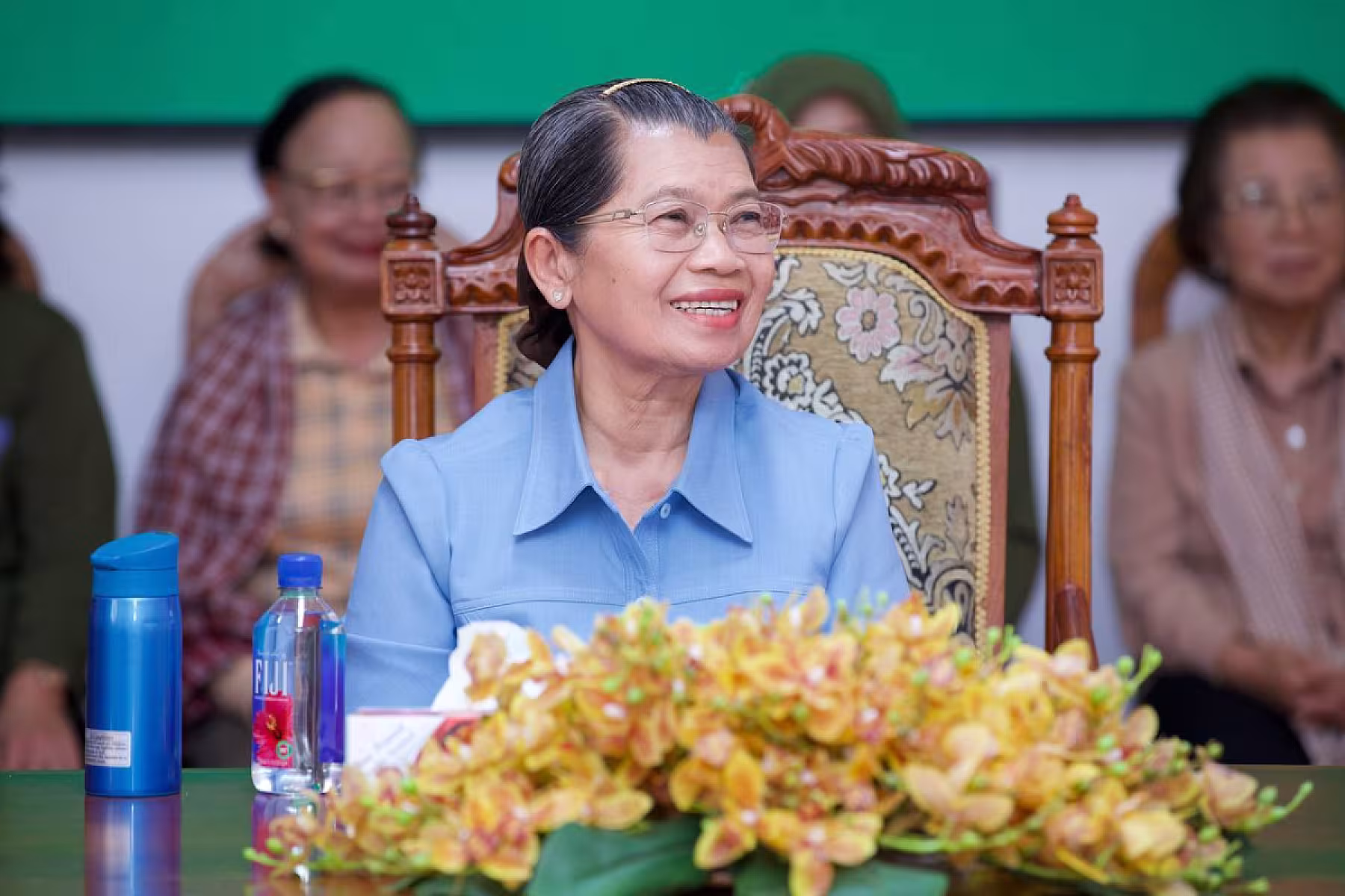 សម្តេចកិត្តិសង្គហបណ្ឌិត ម៉ែន សំអន នាំយកអំណោយជូនកងទ័ពជួរមុខ 