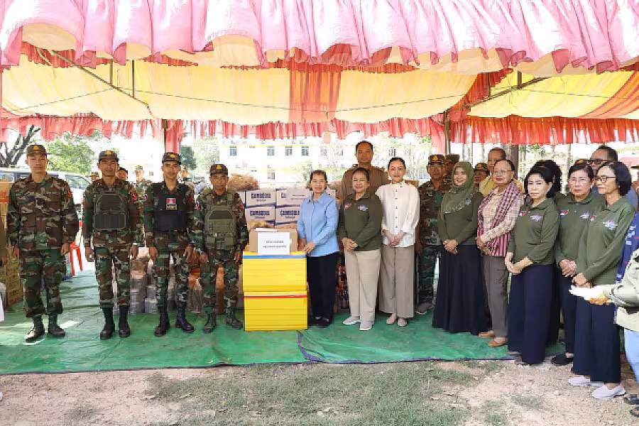 សម្តេចកិត្តិសង្គហបណ្ឌិត ម៉ែន សំអន នាំយកអំណោយជូនកងទ័ពជួរមុខ  - Image 3