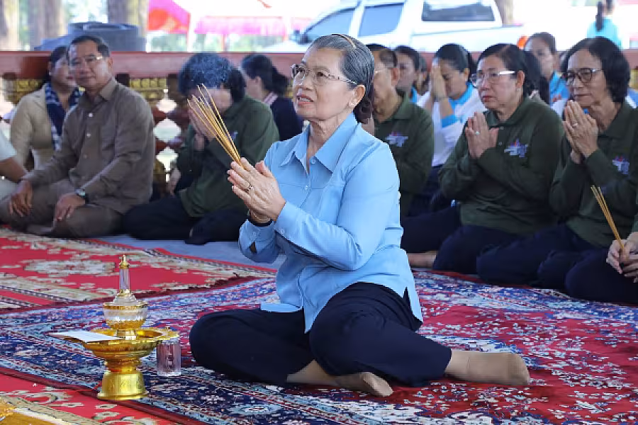 សម្តេចកិត្តិសង្គហបណ្ឌិត ម៉ែន សំអន នាំយកអំណោយជូនកងទ័ពជួរមុខ  - Image 4