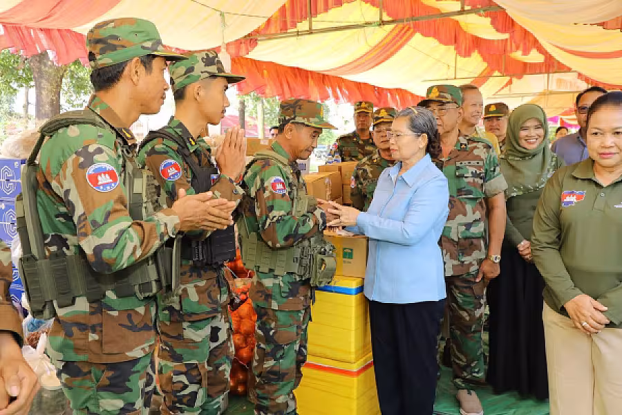 សម្តេចកិត្តិសង្គហបណ្ឌិត ម៉ែន សំអន នាំយកអំណោយជូនកងទ័ពជួរមុខ  - Image 6