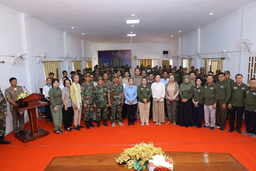 សម្តេចកិត្តិសង្គហបណ្ឌិត ម៉ែន សំអន នាំយកអំណោយជូនកងទ័ពជួរមុខ  - Image 7