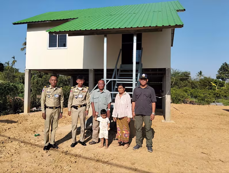 អ.ន.ក.ខេត្តបាត់ដំបង ចុះពិនិត្យផ្ទះសាងសង់រួចជូនអតីតយុទ្ធជន - Image 7