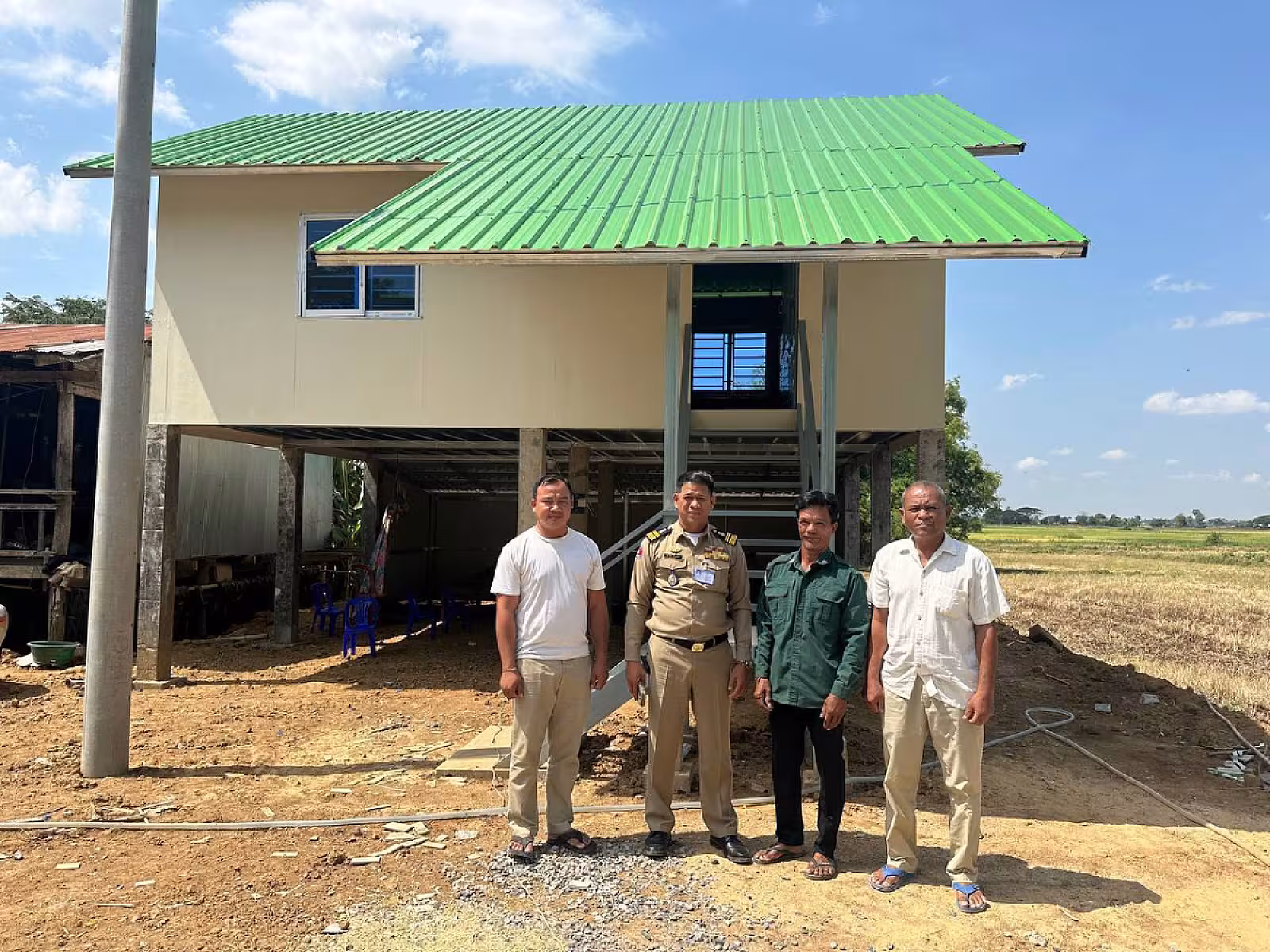 អ.ន.ក.ខេត្តបាត់ដំបង ចុះពិនិត្យផ្ទះសាងសង់រួចរាល់ជូនសមាជិក