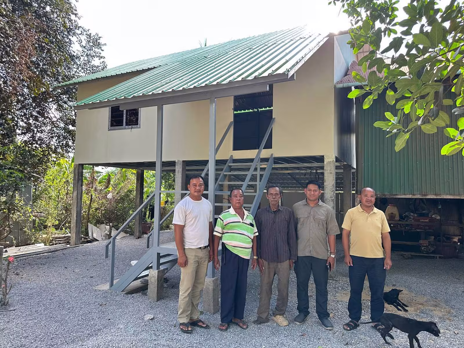 អ.ន.ក.ខេត្តបាត់ដំបង ចុះពិនិត្យផ្ទះសាងសង់រួចរាល់ជូនសមាជិក នៅស្រុកបាណន់