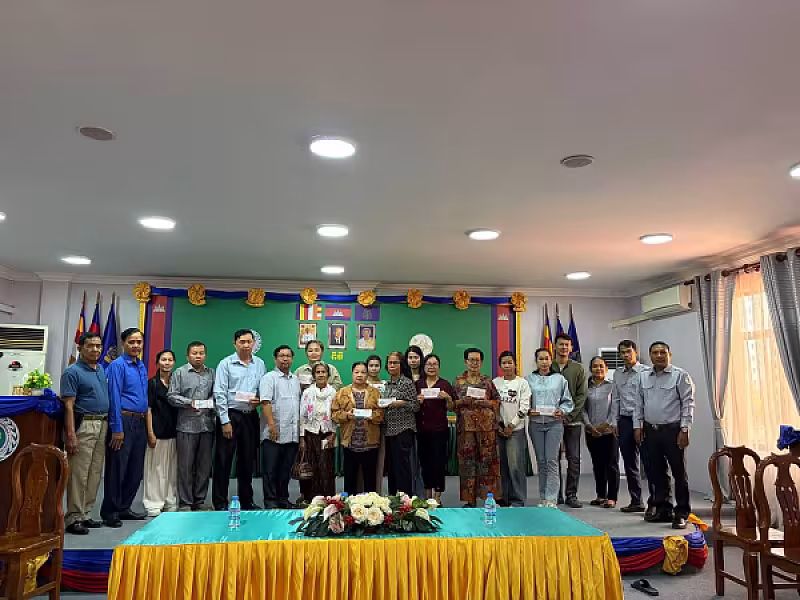 អ.ន.ក. រាជធានីភ្នំពេញ ប្រគល់ប្រាក់ធានារ៉ាប់រងសង្គម និងប្រាក់ឧបត្ថម្ភជូនគ្រួសារសពអតីតយុទ្ធជនចំនួន ១០គ្រួសារ