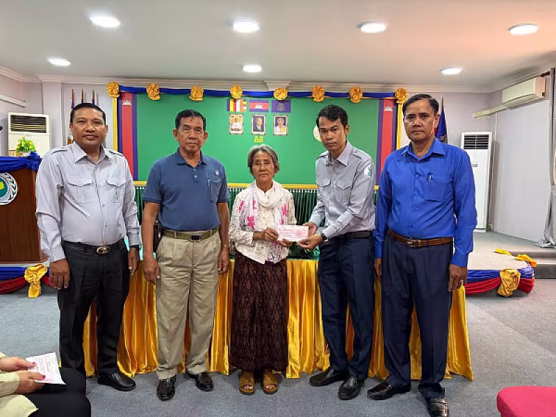 អ.ន.ក. រាជធានីភ្នំពេញ ប្រគល់ប្រាក់ធានារ៉ាប់រងសង្គម និងប្រាក់ឧបត្ថម្ភជូនគ្រួសារសពអតីតយុទ្ធជនចំនួន ១០គ្រួសារ - Image 2