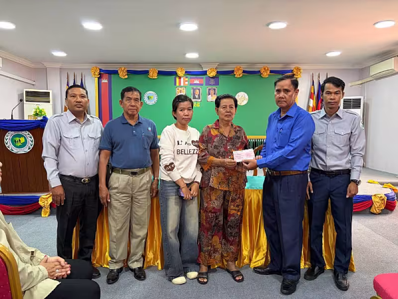 អ.ន.ក. រាជធានីភ្នំពេញ ប្រគល់ប្រាក់ធានារ៉ាប់រងសង្គម និងប្រាក់ឧបត្ថម្ភជូនគ្រួសារសពអតីតយុទ្ធជនចំនួន ១០គ្រួសារ - Image 3