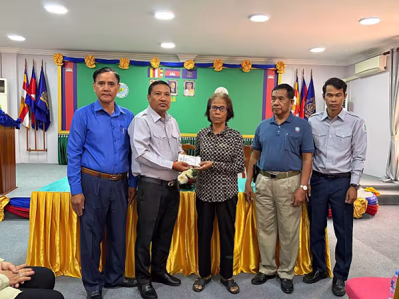 អ.ន.ក. រាជធានីភ្នំពេញ ប្រគល់ប្រាក់ធានារ៉ាប់រងសង្គម និងប្រាក់ឧបត្ថម្ភជូនគ្រួសារសពអតីតយុទ្ធជនចំនួន ១០គ្រួសារ - Image 4