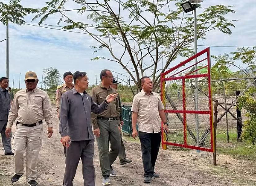 ឯកឧត្តម អ៊ុំ សុខ អញ្ជើញចុះពិនិត្យការសាងសង់ផ្ទះអតីតយុទ្ធជនខេត្តកំពង់ឆ្នាំង - Image 5