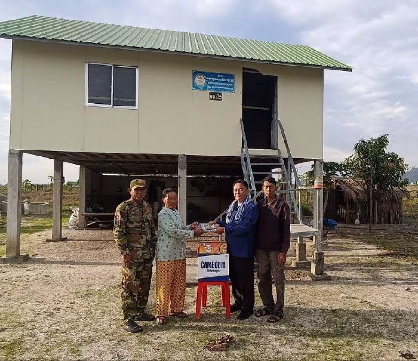 អ.ន.ក. ខេត្តកំពង់ឆ្នាំង នាំយកអំណោយជូនគ្រួសារអតីតយុទ្ធជន