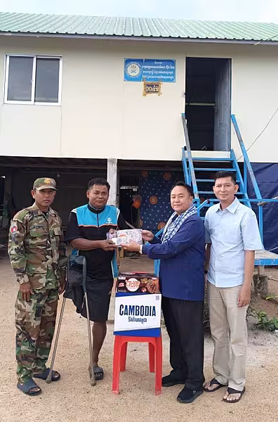 អ.ន.ក. ខេត្តកំពង់ឆ្នាំង នាំយកអំណោយជូនគ្រួសារអតីតយុទ្ធជន - Image 2