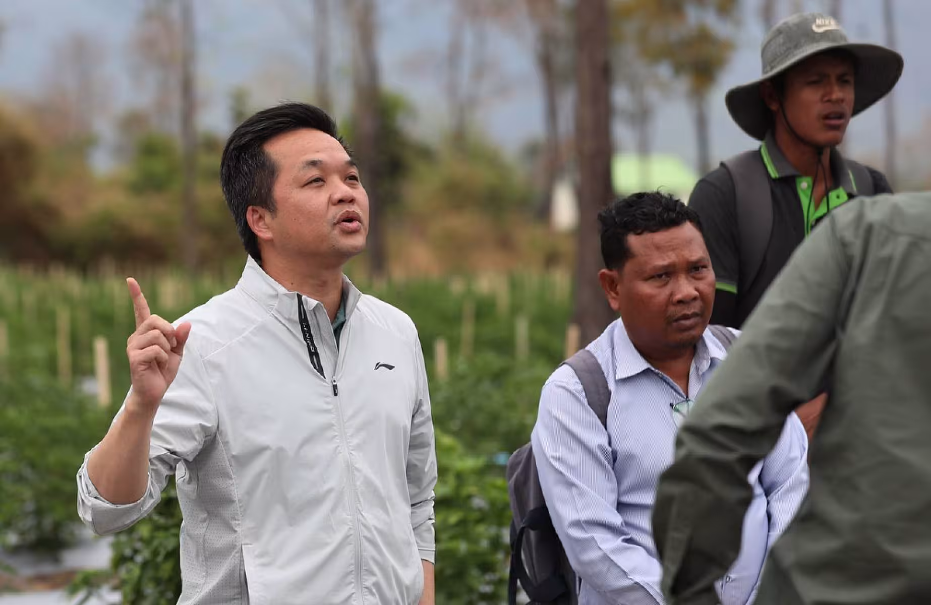 ឯកឧត្តម ឃឹម ហ្វីណង់ ចុះពិនិត្យវឌ្ឍនភាព និងបញ្ហាប្រឈមដំណាំម្ទេសនៅសហគមន៍កសិកម្មទំនើបម្ទេសដំណាក់ទ្រយឹង