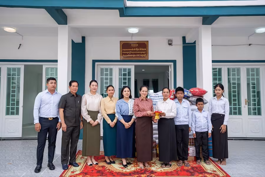 លោកជំទាវបណ្ឌិត ពេជ ចន្ទមុន្នី ហ៊ុន ម៉ាណែត អញ្ជើញប្រគល់ផ្ទះថ្មី និងអំណោយជូនគ្រួសារវីរកងទ័ពពលី - Image 2