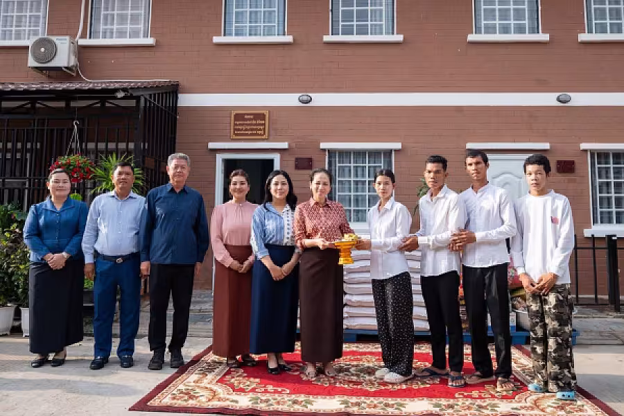 លោកជំទាវបណ្ឌិត ពេជ ចន្ទមុន្នី ហ៊ុន ម៉ាណែត អញ្ជើញប្រគល់ផ្ទះថ្មី និងអំណោយជូនគ្រួសារវីរកងទ័ពពលី - Image 3