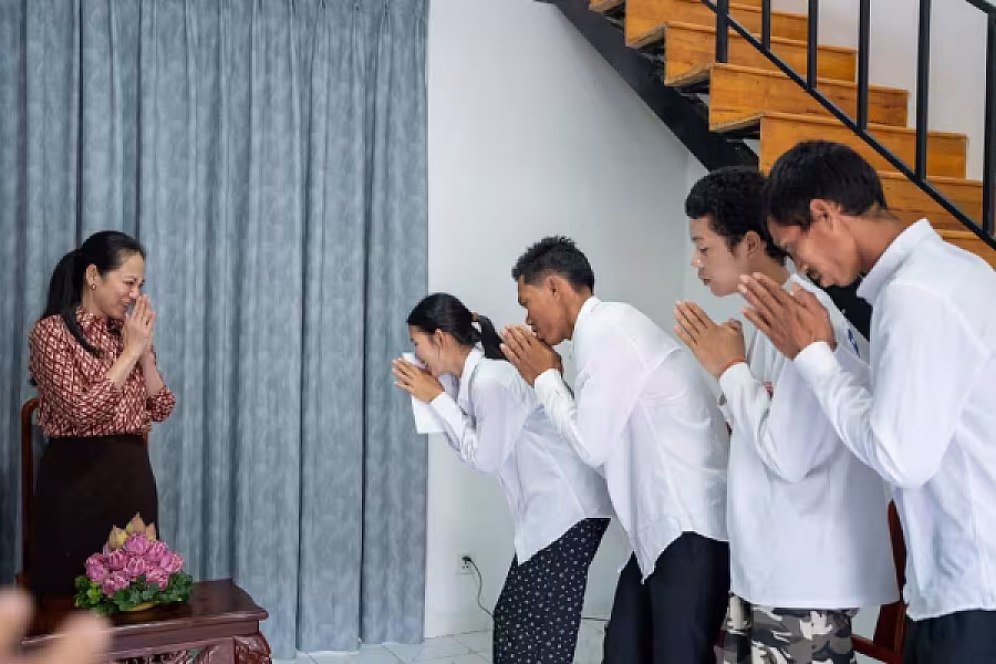 លោកជំទាវបណ្ឌិត ពេជ ចន្ទមុន្នី ហ៊ុន ម៉ាណែត អញ្ជើញប្រគល់ផ្ទះថ្មី និងអំណោយជូនគ្រួសារវីរកងទ័ពពលី - Image 4