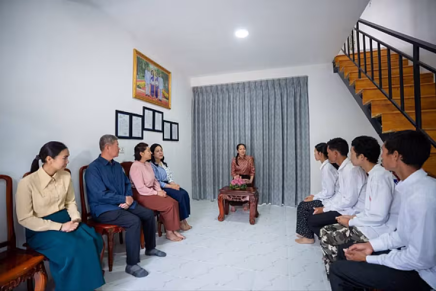 លោកជំទាវបណ្ឌិត ពេជ ចន្ទមុន្នី ហ៊ុន ម៉ាណែត អញ្ជើញប្រគល់ផ្ទះថ្មី និងអំណោយជូនគ្រួសារវីរកងទ័ពពលី - Image 5