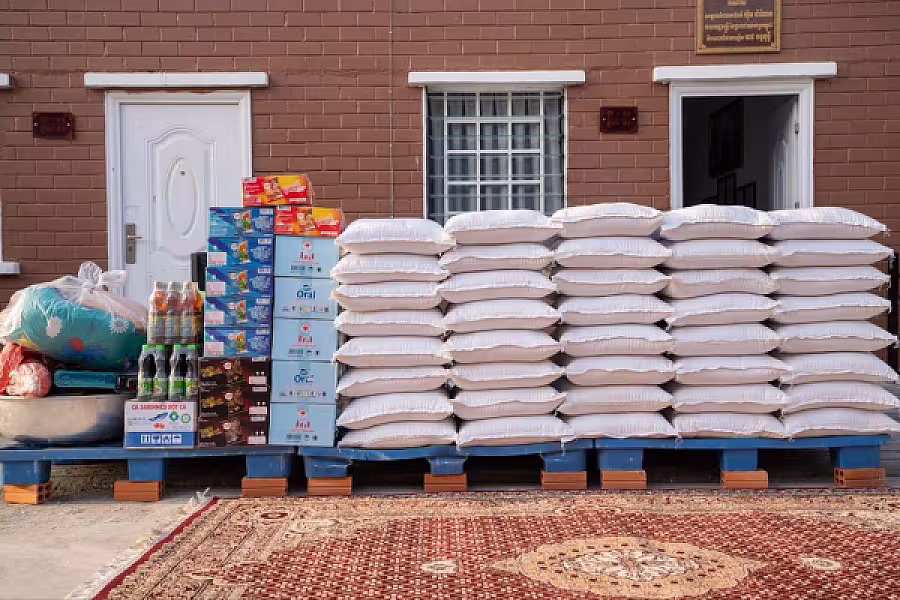 លោកជំទាវបណ្ឌិត ពេជ ចន្ទមុន្នី ហ៊ុន ម៉ាណែត អញ្ជើញប្រគល់ផ្ទះថ្មី និងអំណោយជូនគ្រួសារវីរកងទ័ពពលី - Image 6