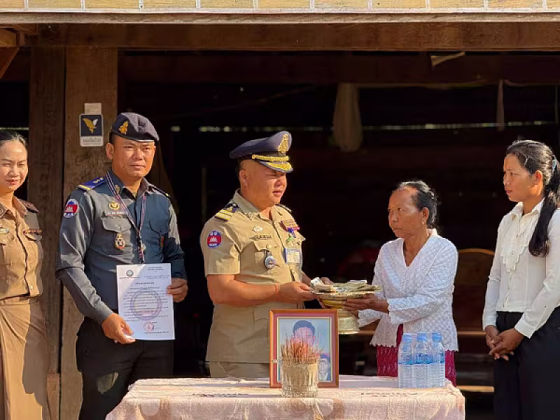 អ.ន.ក.ស្រុកត្រពាំងប្រាសាទ នាំយកថវិកាបេឡាមរណសង្គ្រោះជូនគ្រួសារសពជាសមាជិក - Image 2