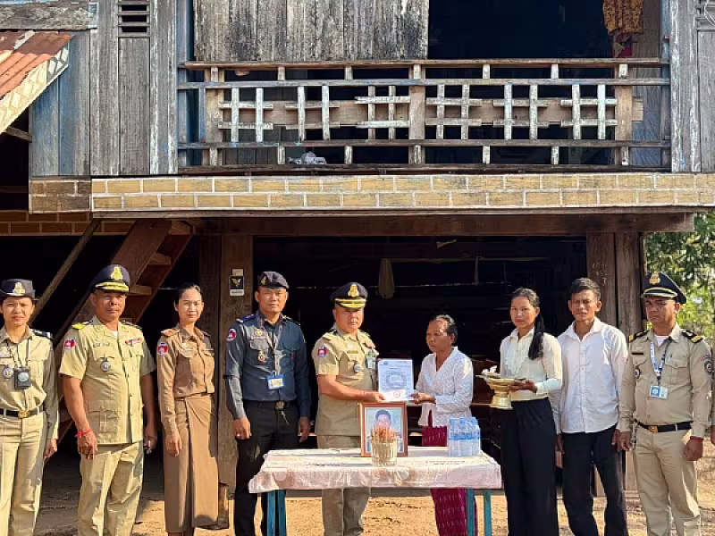 អ.ន.ក.ស្រុកត្រពាំងប្រាសាទ នាំយកថវិកាបេឡាមរណសង្គ្រោះជូនគ្រួសារសពជាសមាជិក - Image 3