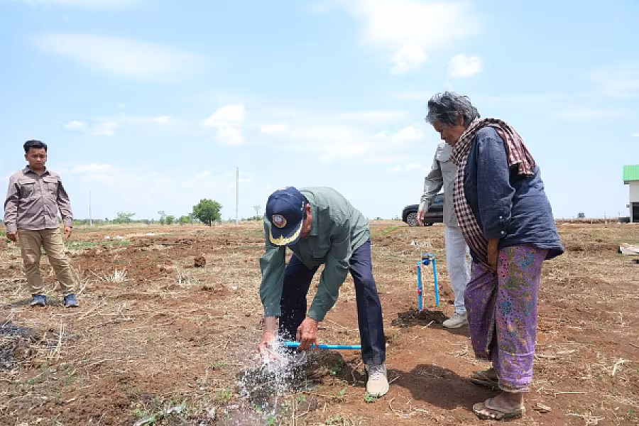 ឯកឧត្តម គន់ គីម អញ្ជើញចុះសួរសុខទុក្ខអតីតយុទ្ធជន និងនិវត្តជន នៅខេត្តឧត្តរមានជ័យ - Image 6