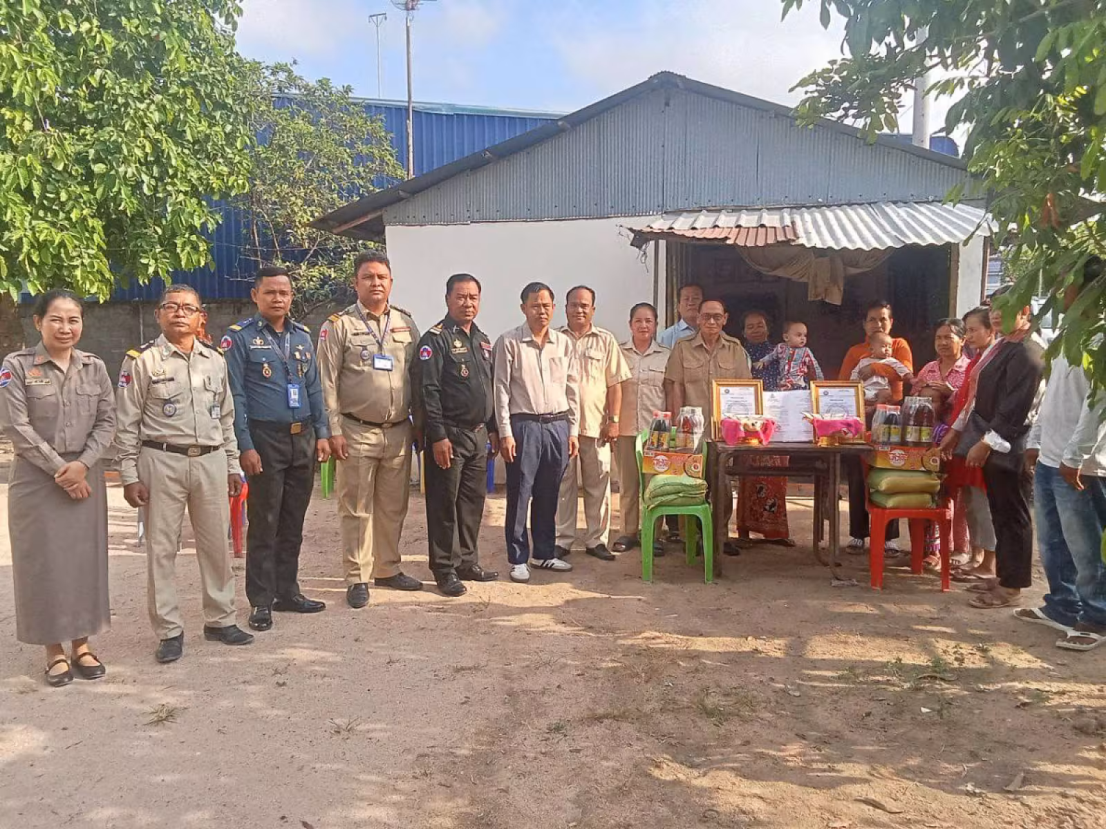 អ.ន.ក.ស្រុកបាទី នាំយកថវិកាបេឡាមរណសង្រ្គោះជូនគ្រួសារសមាជិក