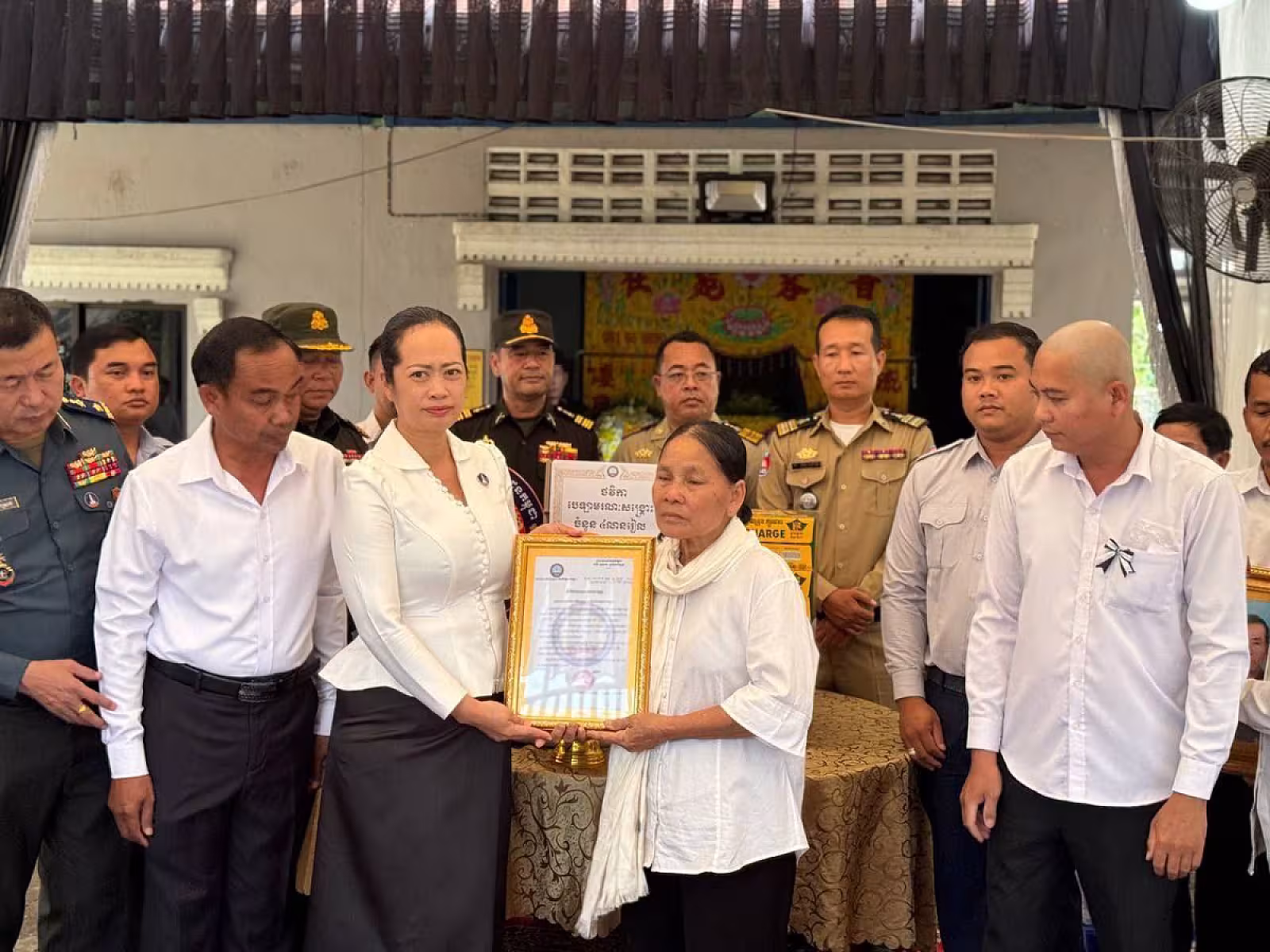 ប្រធាន អ.ន.ក.ខេត្តកោះកុង នាំយកអំណោយ និងថវិកាបេឡាមរណសង្គ្រោះ ជូនគ្រួសារសមាជិក